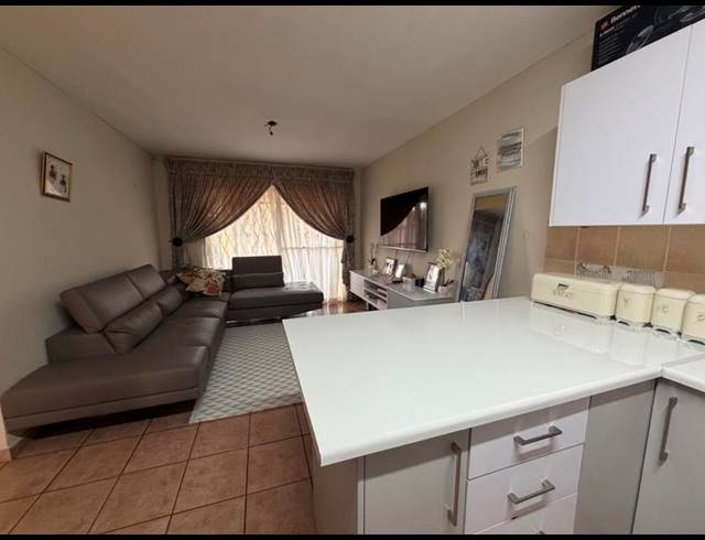 2 BEDROOM APARTMENT FOR SALE IN HEUWELSIG ESTATE